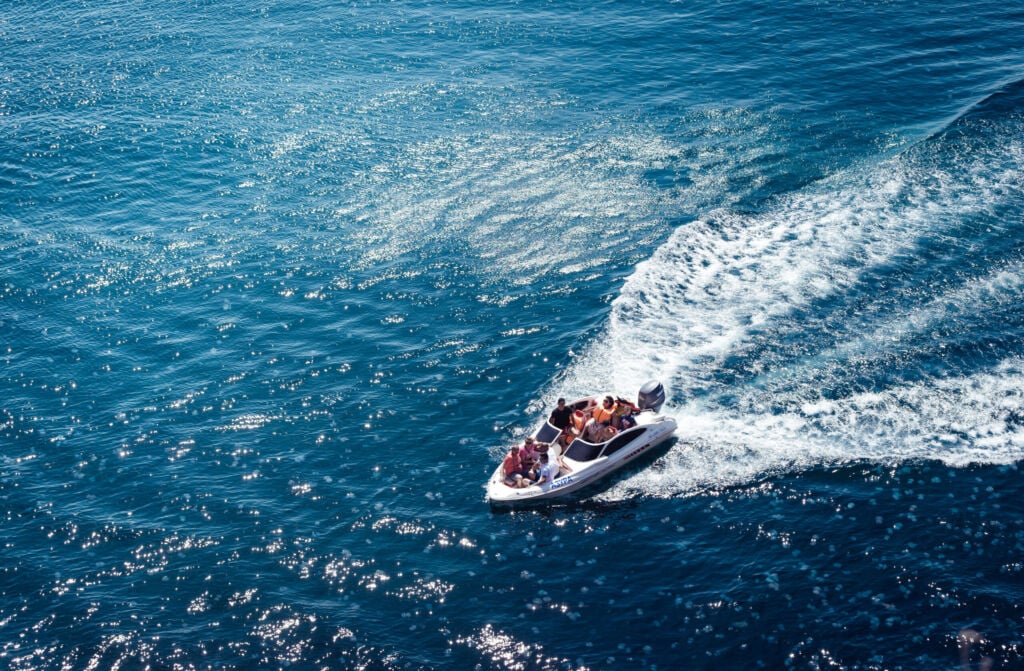 Bootsführerschein in Deutschland – Offizielle Fakten und Quellen - Nautigo Amazing View Yacht Clear Dark Blue Water Summer Paradise Scaled