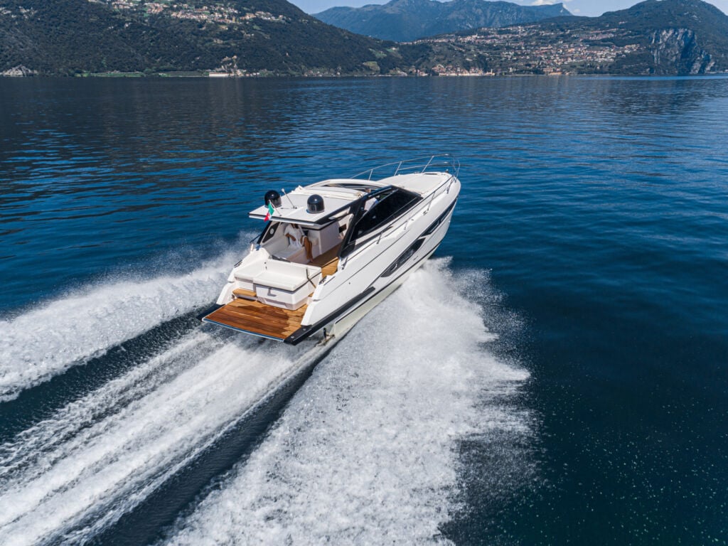 Motorbootführerschein: Alles, was du wissen musst - Nautigo High Angle View Speedboat Sea Scaled