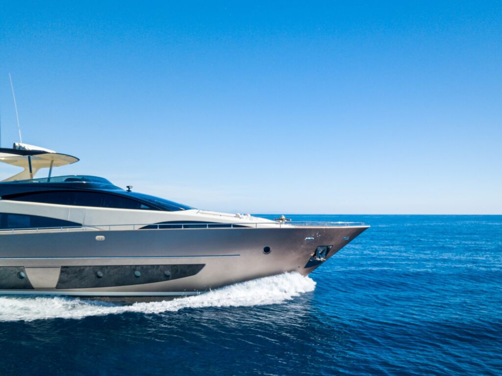 Was kostet ein Motorboot: Anschaffung und Unterhalt - Nautigo Yacht Sailing Sea With Clear Blue Sky Background Scaled