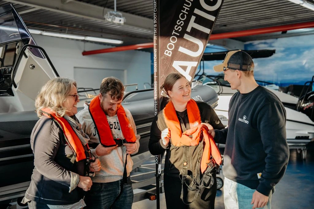 Bootsführerschein in 2025 - Nautigo Nautigo Praxisausbildung Bootsführerschein In 14 Tagen Sbf See Und Binnen Koeln