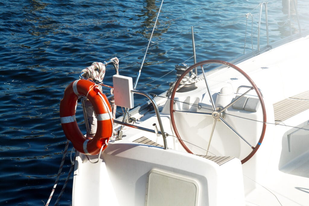 Nahaufnahme Des Schonen Yacht Ruder Tageslicht Horizontal Meer Hintergrund